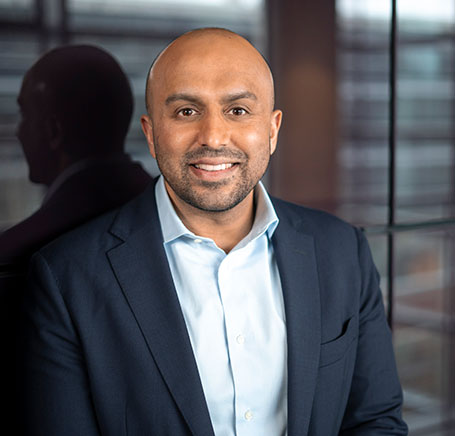 Porträt von Fezan Imam, Senior Director Finance, Amgen GmbH.